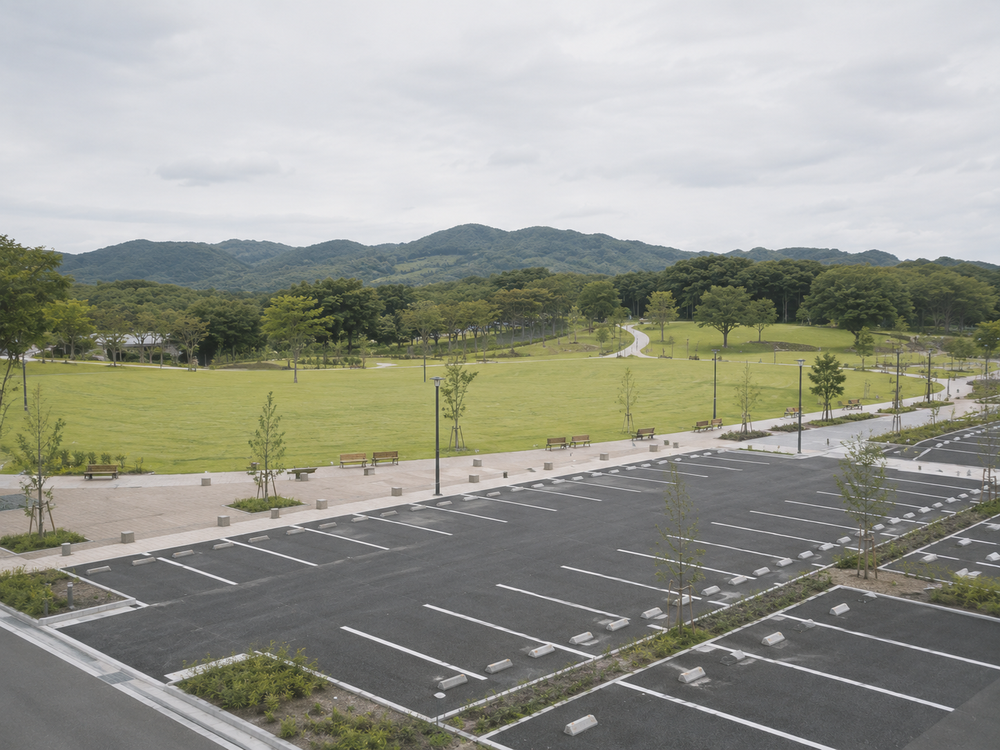 公園の園路広場と駐車場整備のイメージ（AI生成）